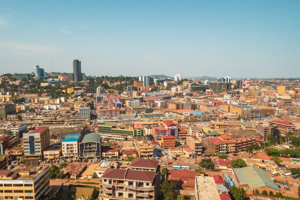 Flyfoto av Kampala City sett fra Gaddaffi-moskeen, Uganda