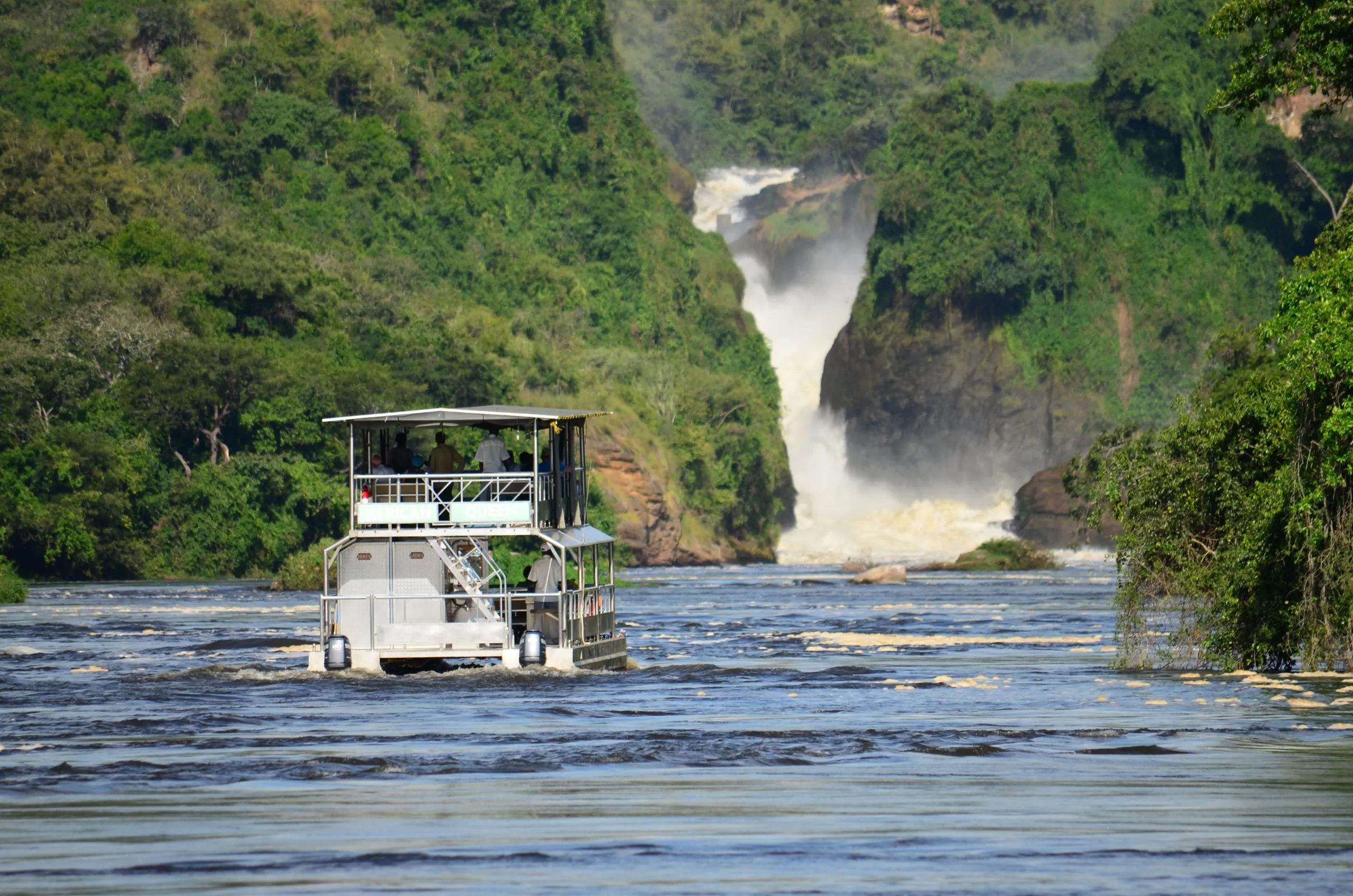 Boot auf dem Nil vor den Murchison Falls Wasserfällen -vesiputousten edustalla.