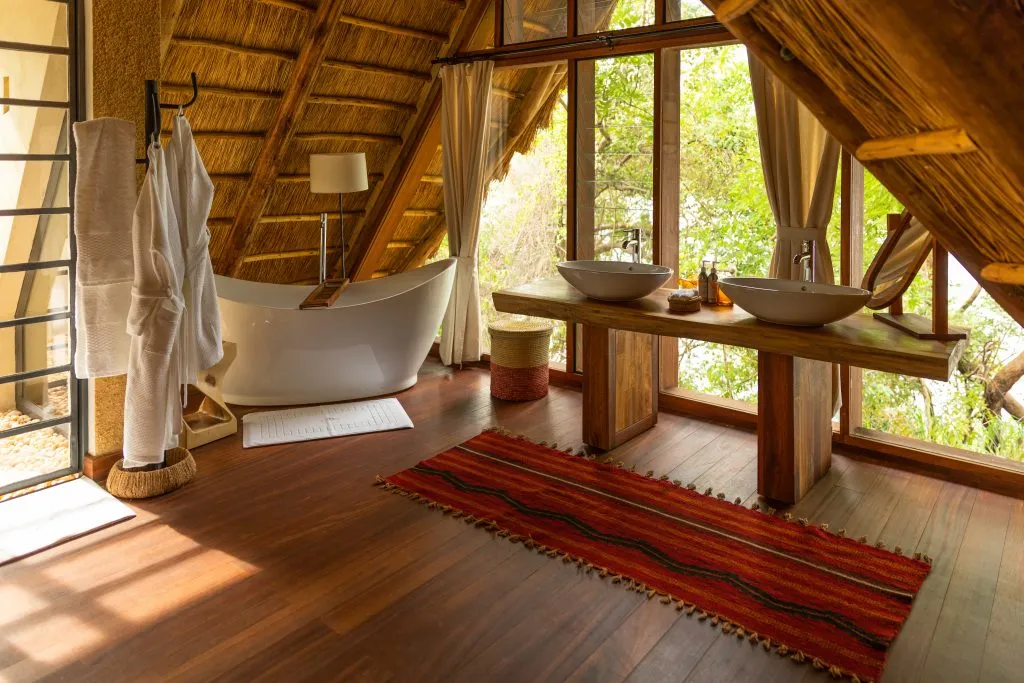 Badkamer in een luxe lodge, Murchison Falls, Oeganda.