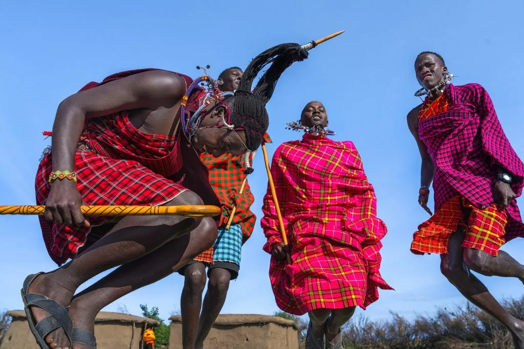 Maasai Mara man toont traditionele Maasai springdans