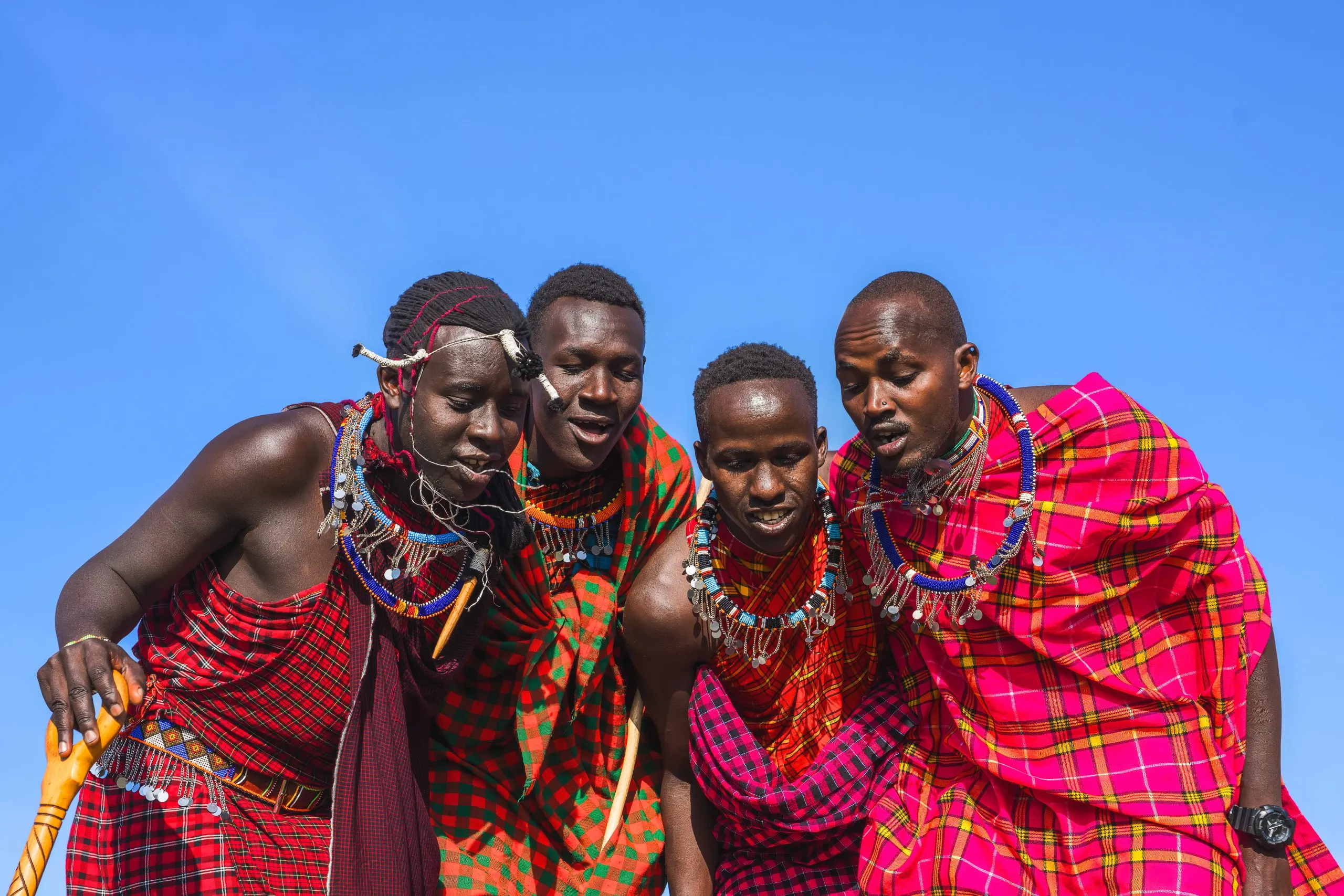 Mann fra Maasai Mara viser tradisjonell hoppedans for masaier