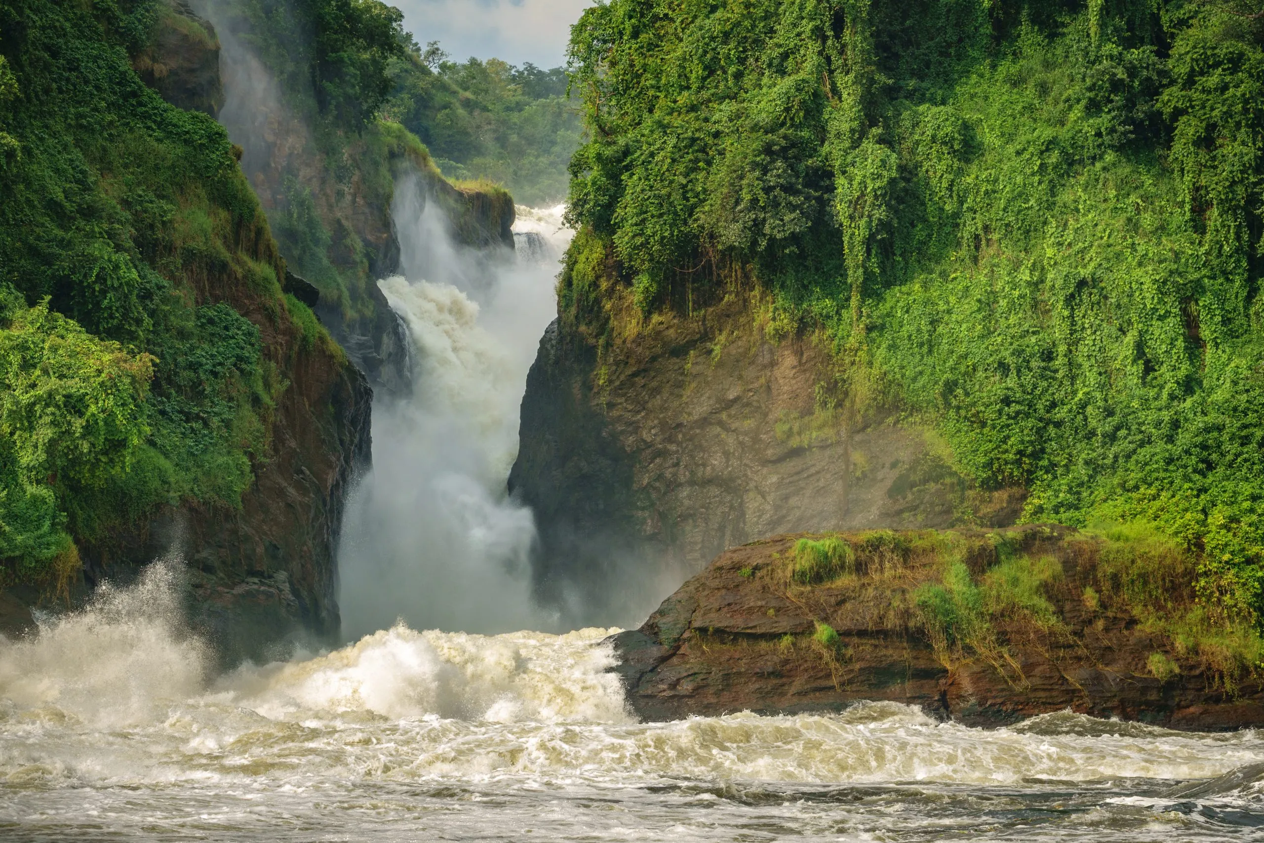 Cataratas de Murchison no Uganda, vista de perto da queda principal