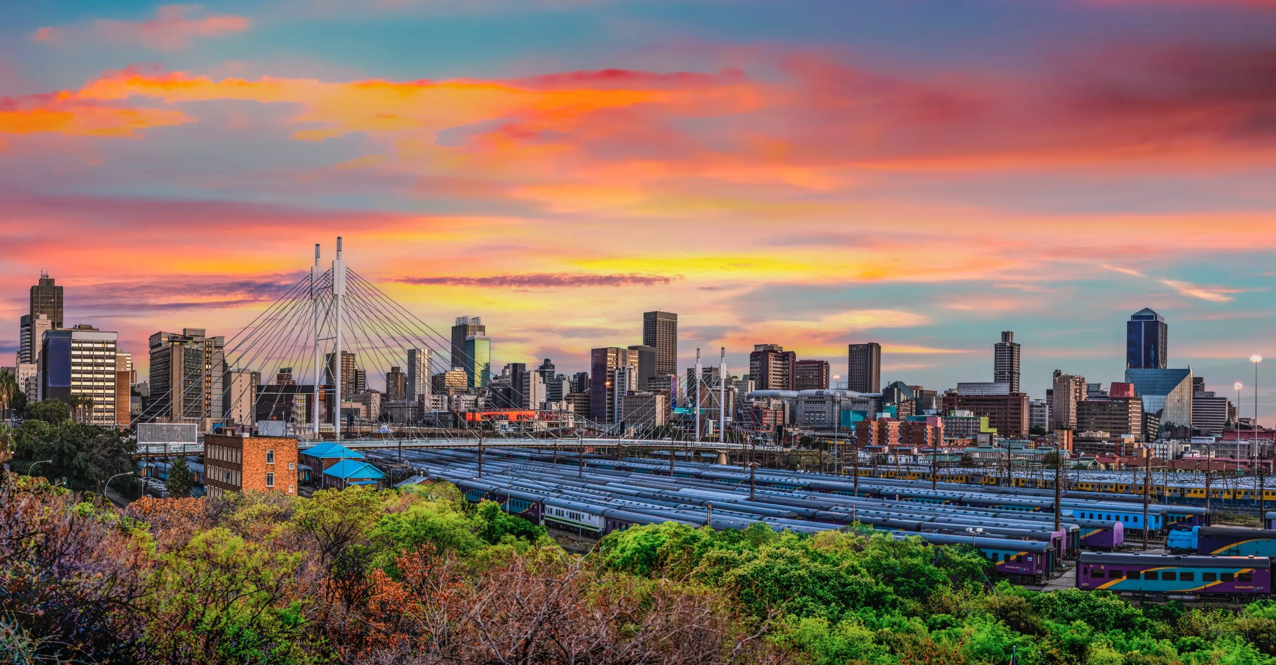 Il ponte Nelson Mandela e la città di Johannesburg al tramonto