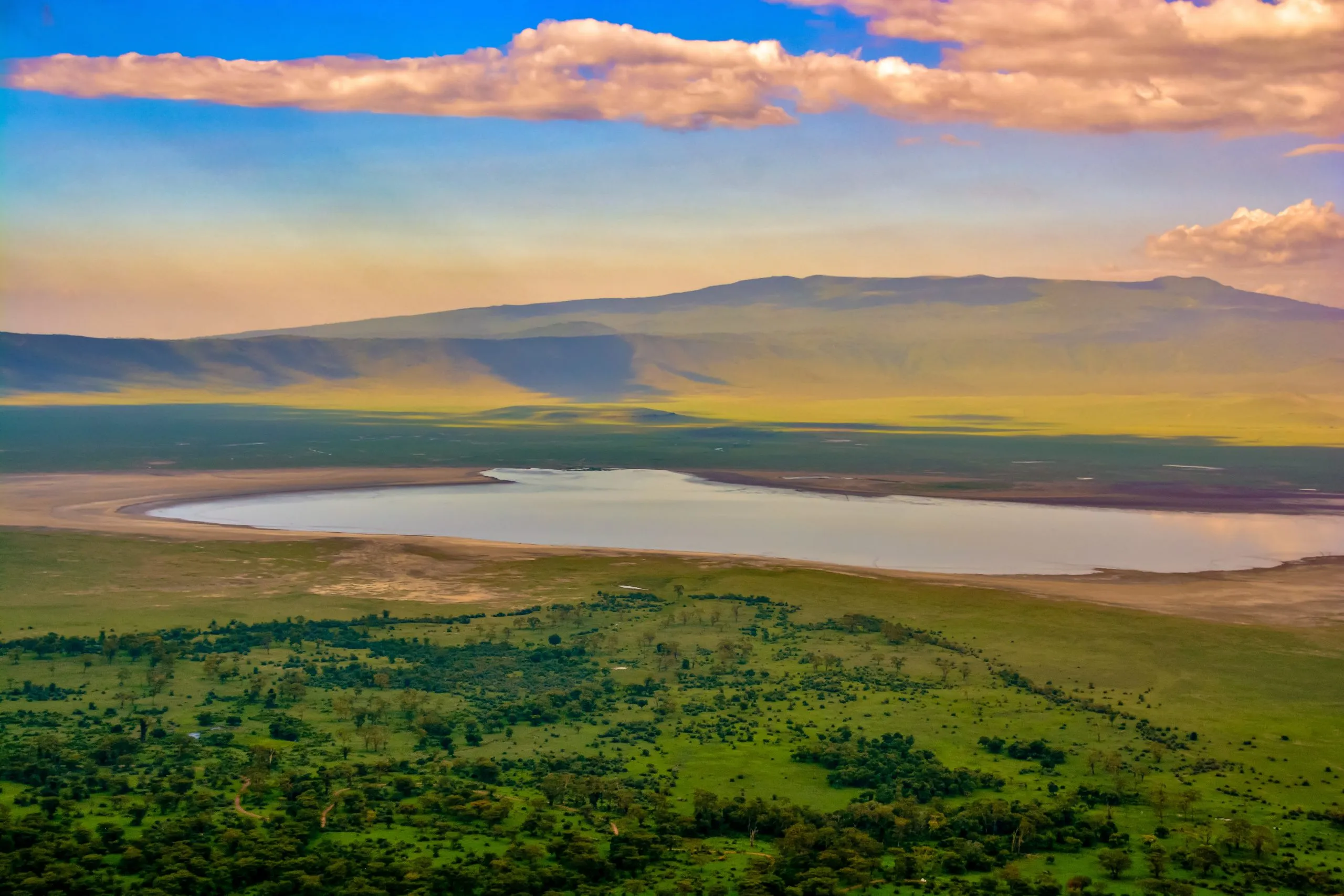 cratera de ngorongoro ao anoitecer