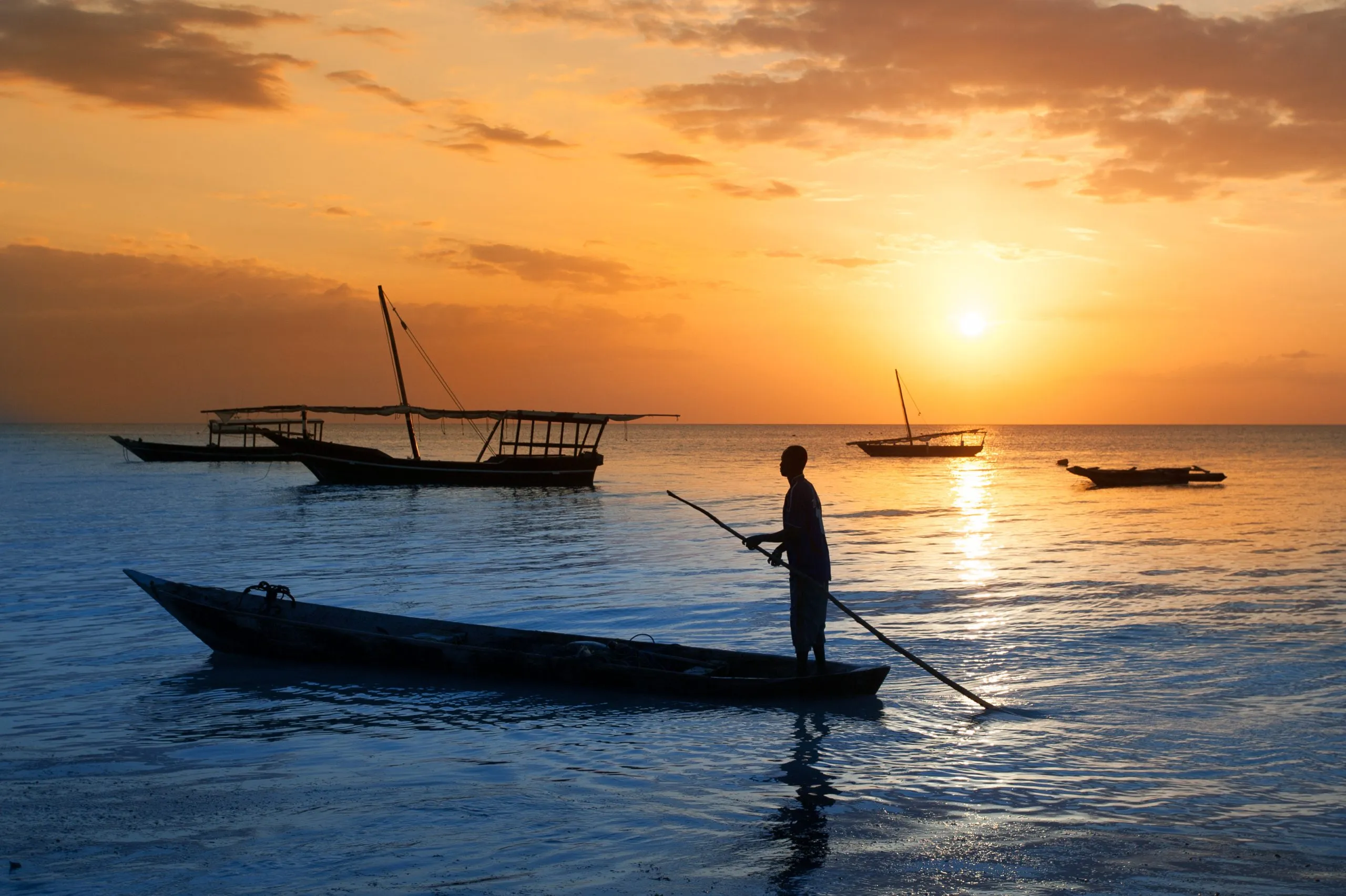 Traditionel båd på Zanzibars kyst