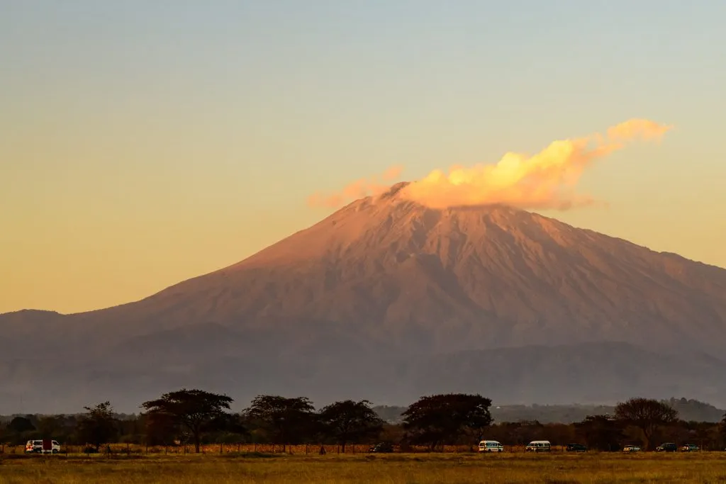 Blick auf den Berg Meru bei Sonnenuntergang vom Flughafen Arusha, Tansania