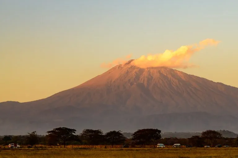 Blick auf den Berg Meru bei Sonnenuntergang vom Flughafen Arusha, Tansania